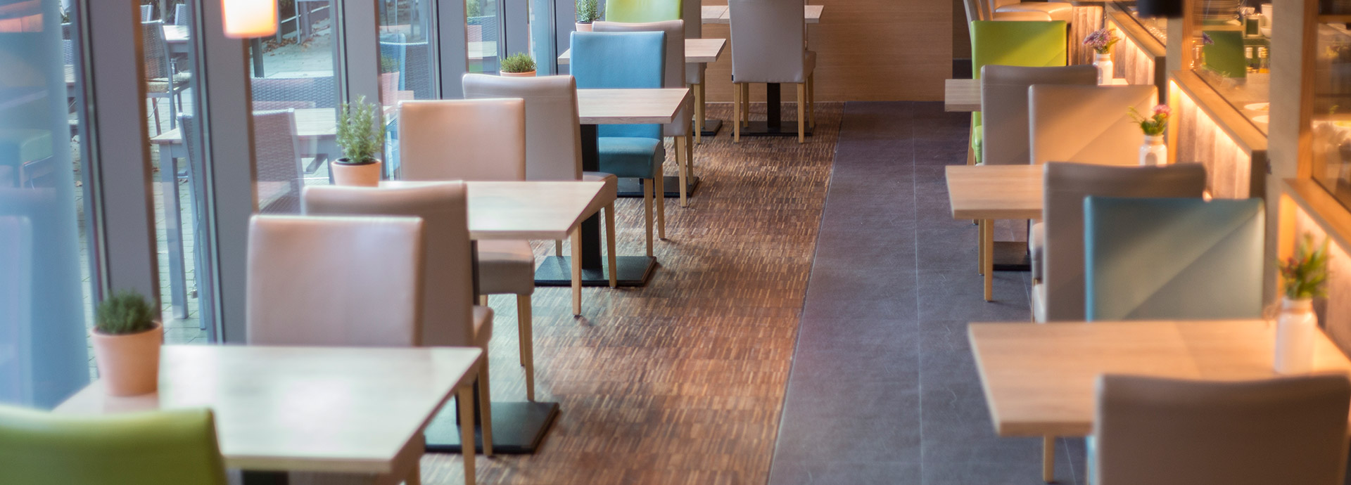 Modern, hell und freundlich gestalteter Essbereich mit 2er-Tischen in der Brasserie904.