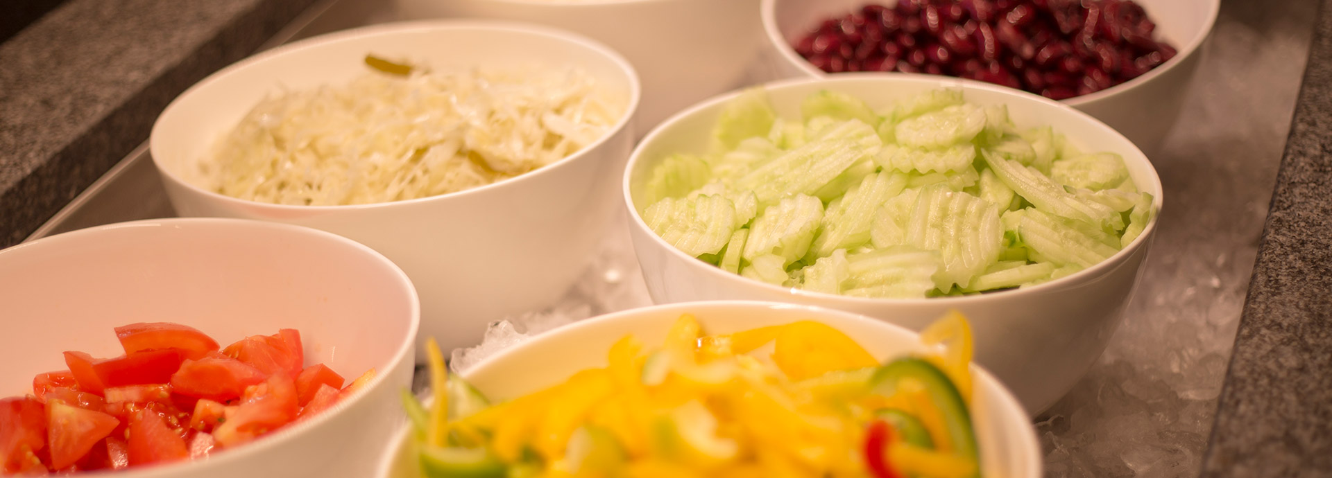 Blick auf die Salatbar mit verschiedenen Salatschüsseln in der Brasserie904 im EVK Mettmann.