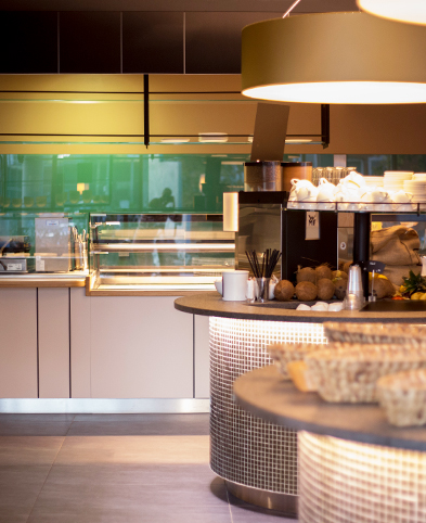 Blick auf den Thekenbereich und die Kaffeebar in der Brasserie904 im EVK Mettmann.