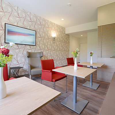 Lounge mit Küchenzeile und verschiedenen Sitzmöglichkeiten auf der Palliativstation.