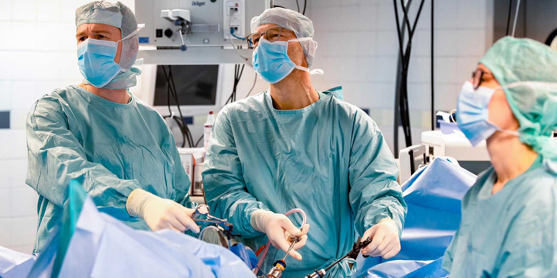 Detail-Darstellung einer Operation – Chirurg und OP-Team führen einen minimal-invasiven Eingriff durch.