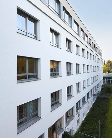 Teil der Außenfassade und Blick auf viele Fenster des Evangelischen Krankenhaus Mettmann.