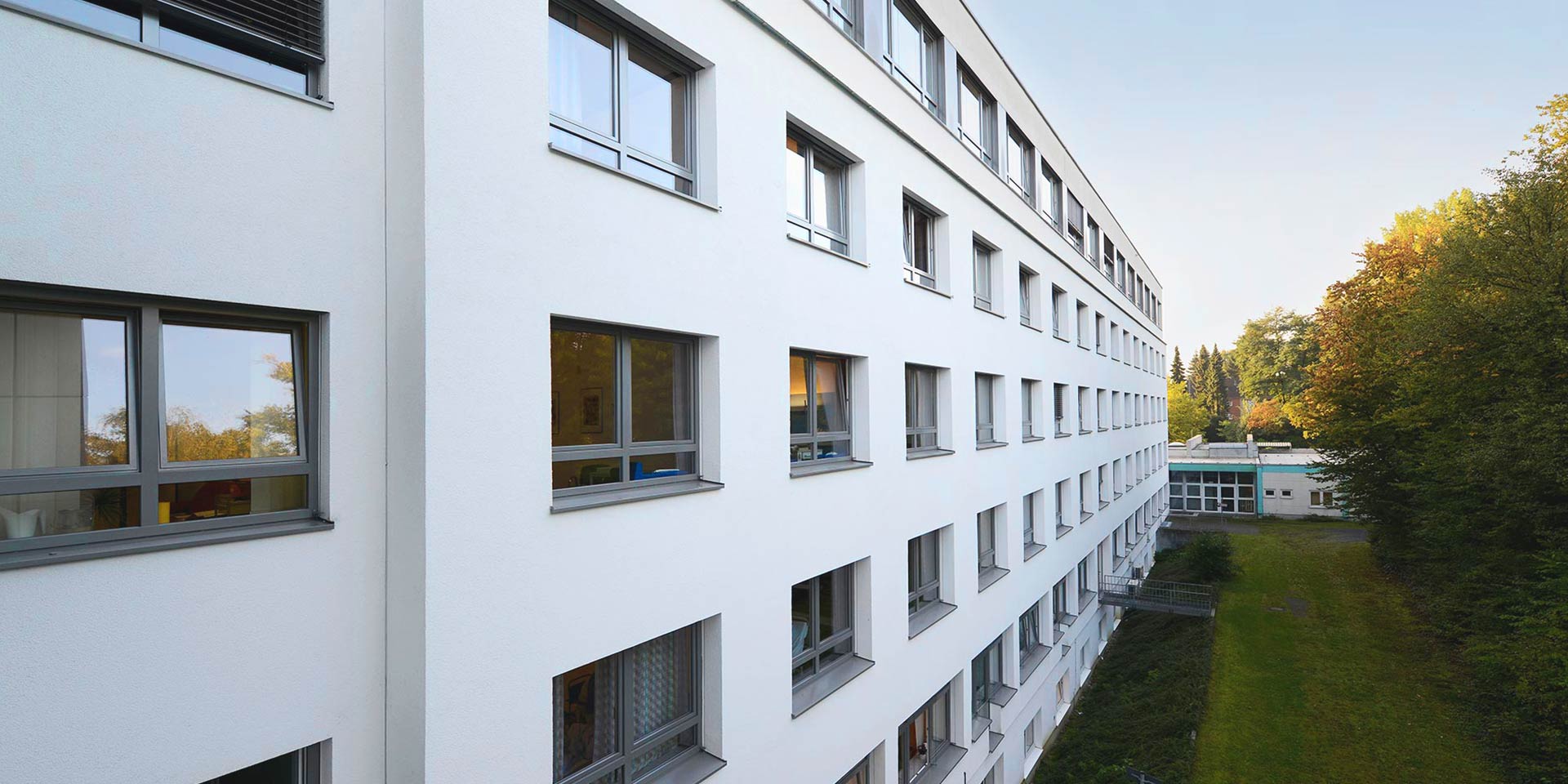 Teil der Außenfassade und Blick auf viele Fenster des Evangelischen Krankenhaus Mettmann.