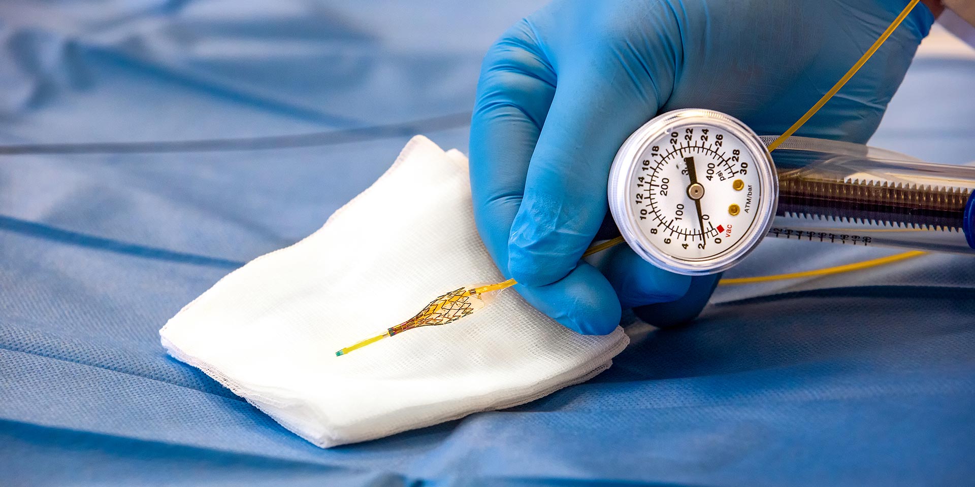 Arzt des Gefäßzentrums mit einem Stent in der Hand.