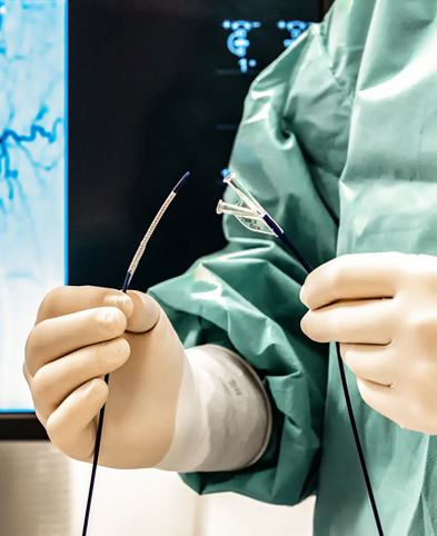 Arzt des Gefäßzentrums mit einem Stent in der Hand.