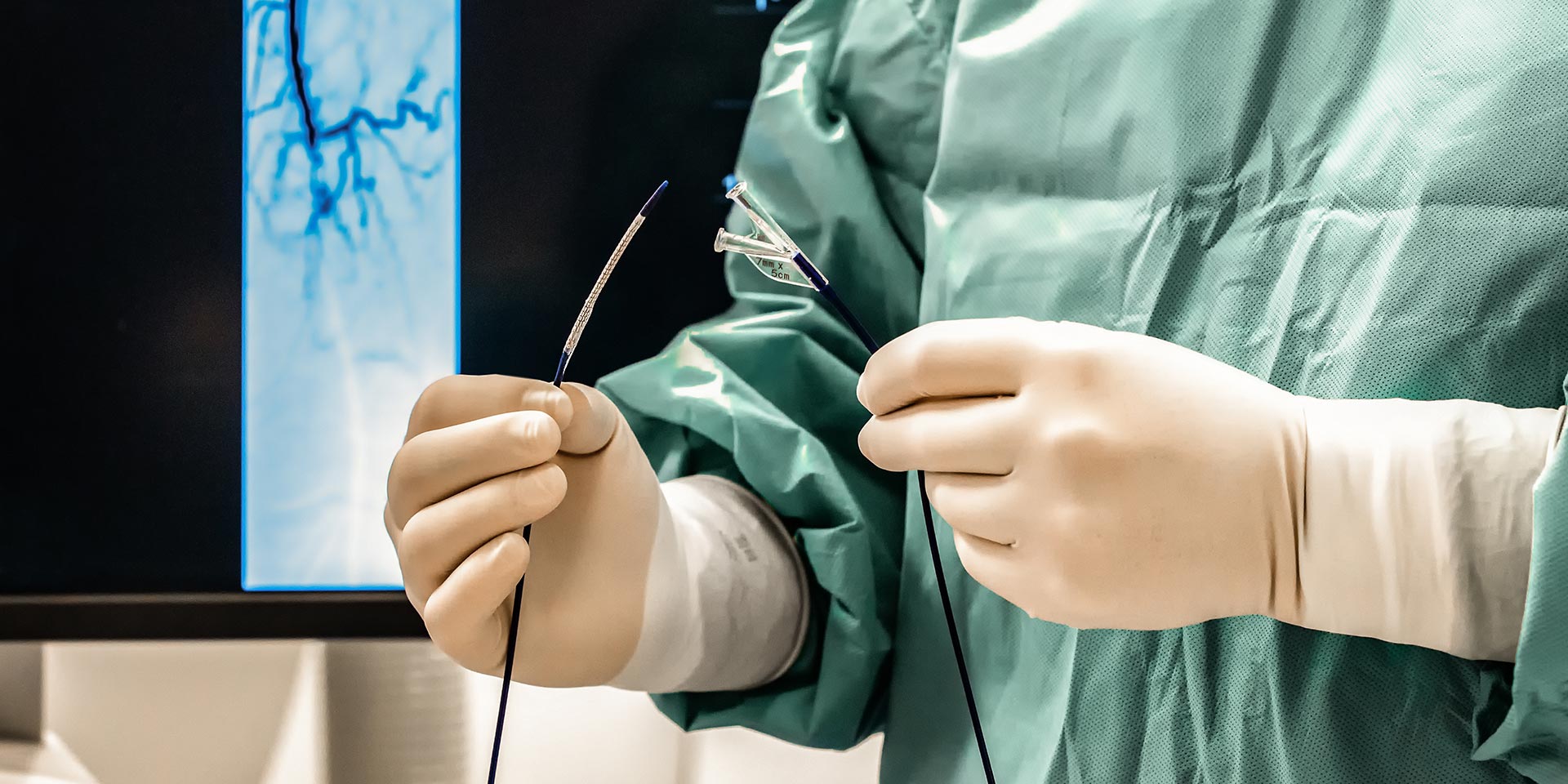 Arzt des Gefäßzentrums mit einem Stent in der Hand.