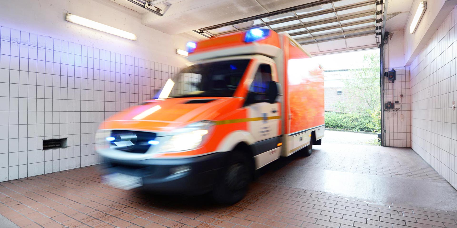RTW bei der Einfahrt in die Liegendanfahrt des EVK Mettmann.