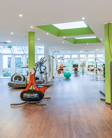 Trainingsfläche des Therapie- und Gesundheitszentrum Mettmann mit verschiedenen Sportgeräten, wie z. B. einem Laufband.