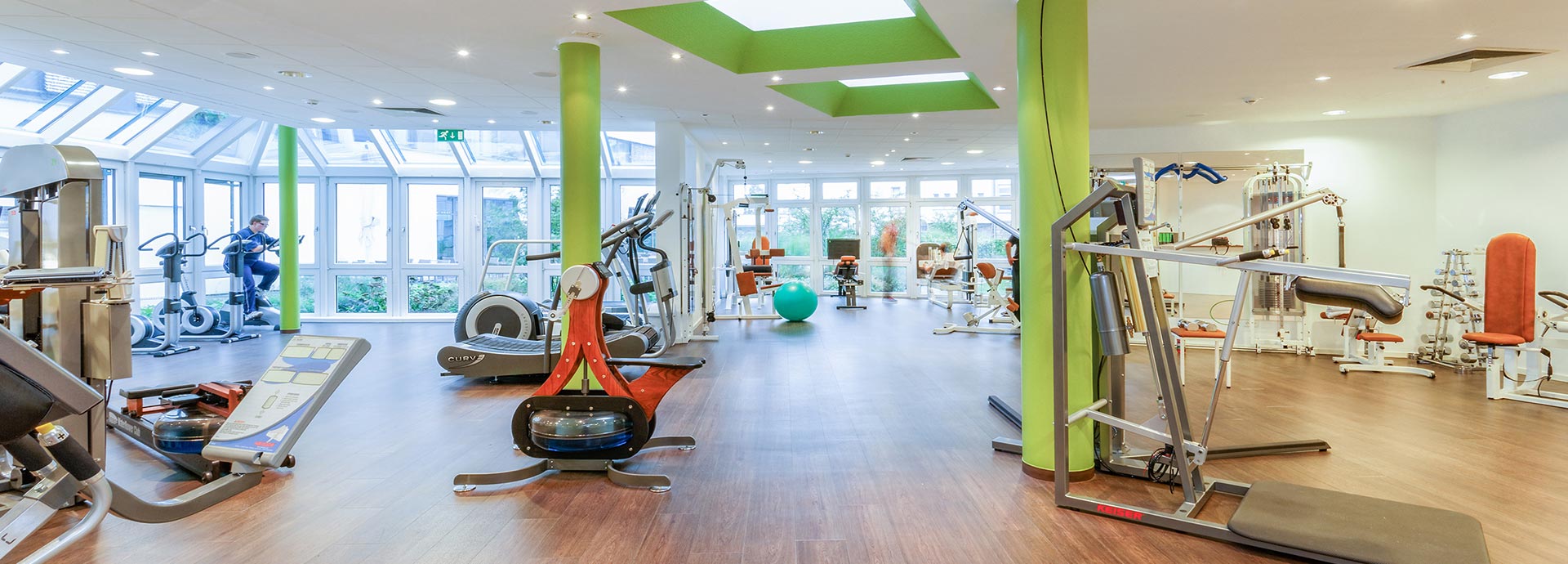 Trainingsfläche des Therapie- und Gesundheitszentrum Mettmann mit verschiedenen Sportgeräten, wie z. B. einem Laufband.