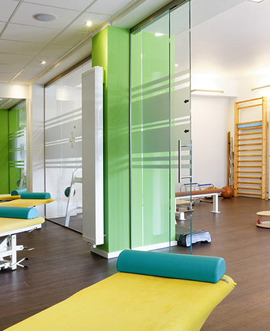 Blick in die Räumlichkeiten des Therapie- und Gesundheitszentrums mit Liegen und Sportgeräten.