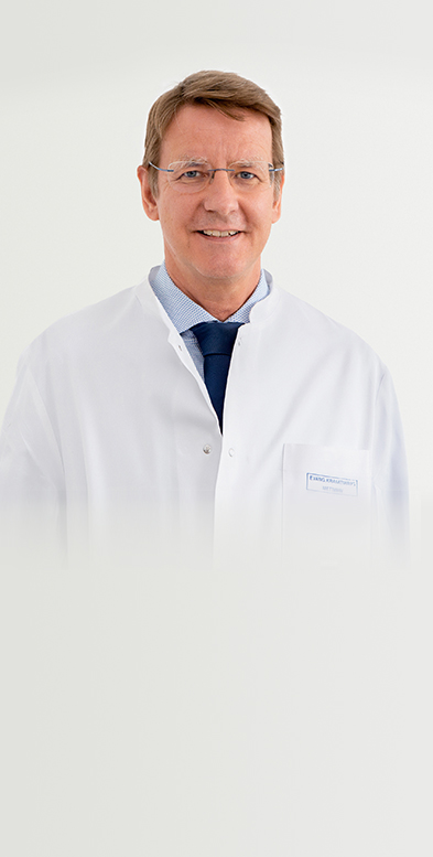 Porträtbild von Chefarzt Dr. med. Haltern auf grauem Hintergrund.