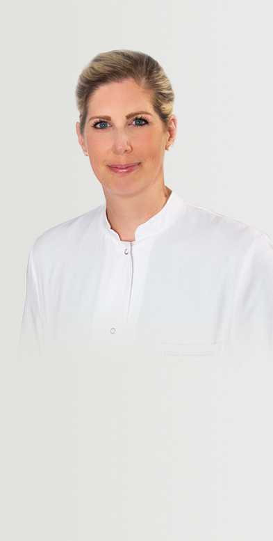 Porträtbild von Chefärztin Pia Verena Schmidt auf grauem Hintergrund.