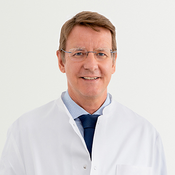 Porträtbild vom Chefarzt der Kardiologie – Dr. med. Georg Haltern auf grauem Hintergrund.