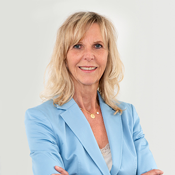 Porträtbild von Dorothea Sandhäger – Pflegedirektorin des EVK Mettmann auf grauem Hintergrund.