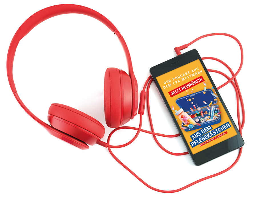 Rote Kopfhörer und ein Smartphone von oben fotografiert. Auf dem Display des Smartphones ist der Titel des Podcasts 