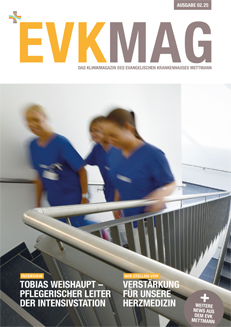 Titelbild des EVKMAG – Klinikmagazin aus dem EVK Mettmann – Ausgabe 022025. Es zeigt drei Pflegefachkräfte, die im Treppenhaus nach oben laufen. Sie tragen alle drei blaue Kasacks.