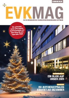 Titelbild des EVKMAG – Klinikmagazin aus dem EVK Mettmann – Ausgabe 03.2025. Es zeigt das Krankenhaus von außen bei Nacht und einem Weihnachtsbaum davor.