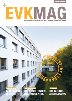 Titelbild des EVKMAG – Klinikmagazin aus dem EVK Mettmann – Ausgabe 01.2026. Es zeigt das Krankenhaus von außen und seitlich der Fassade mit vielen gleichgroßen Fenstern.