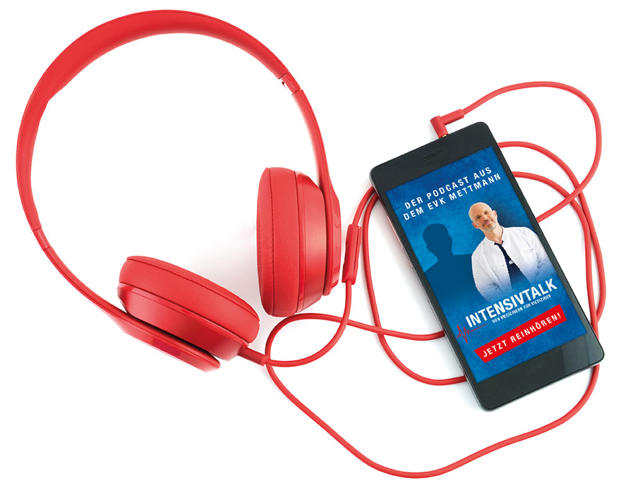 Rote Kopfhörer und Handy, auf dessen Screen das Titelbild des Podcast 